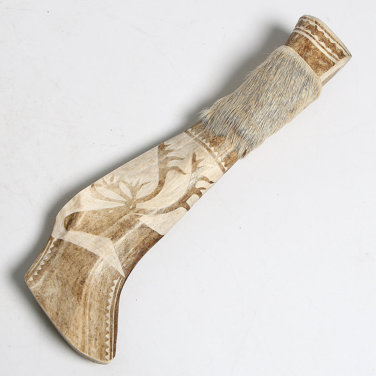 SAMEKNIV, horn, signerad PL, 1900-talet.