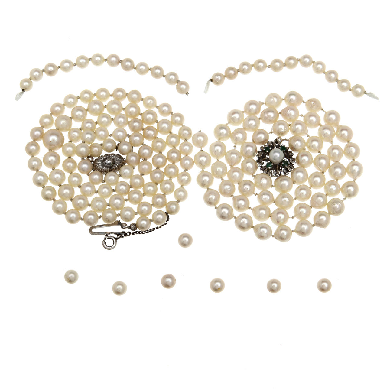 PÄRLCOLLIER, 2 st, lås i silver varav ett med smaragder.