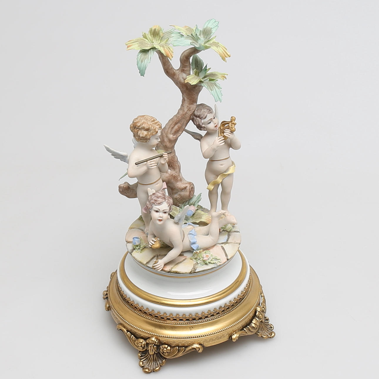 FIGURINGRUPP i porslin, musicerande änglar, märkt.