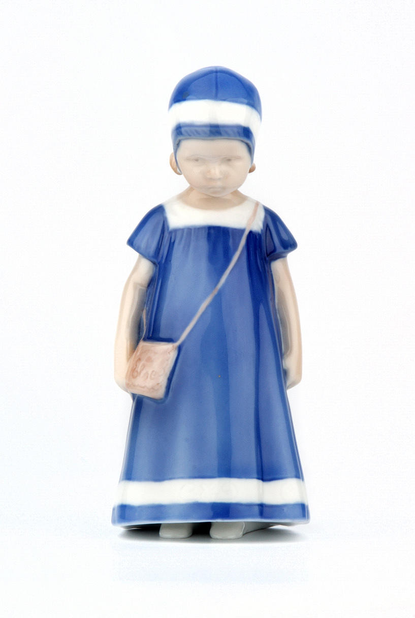 ”ANNARS I EN BLÅ KLÄNNING.” Bing & Gröndahl. köpenhamn, Danmark. Höjd 17cm.