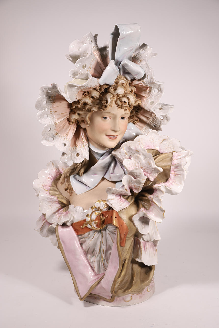 BUST FIGURE OF A LADY OF TIME IN PORCELAIN ROYAL DUX BOHEMIA. No.452.