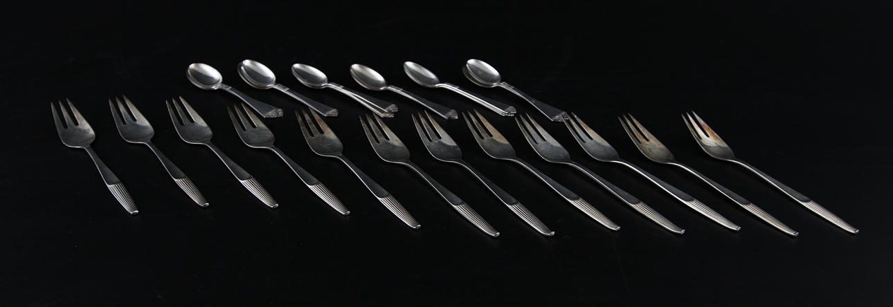 MOCKASKEDAR, 12 st och SMÖRGÅSGAFFLAR, 12 st, silver.