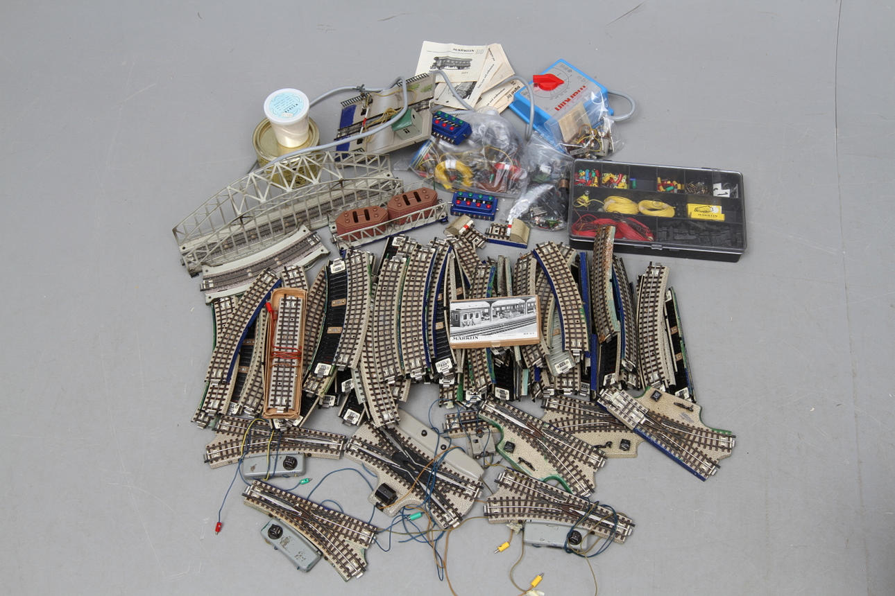 MÄRKLIN räls, växlar, broar, trafo med mera. Spåren med hel mittledare.