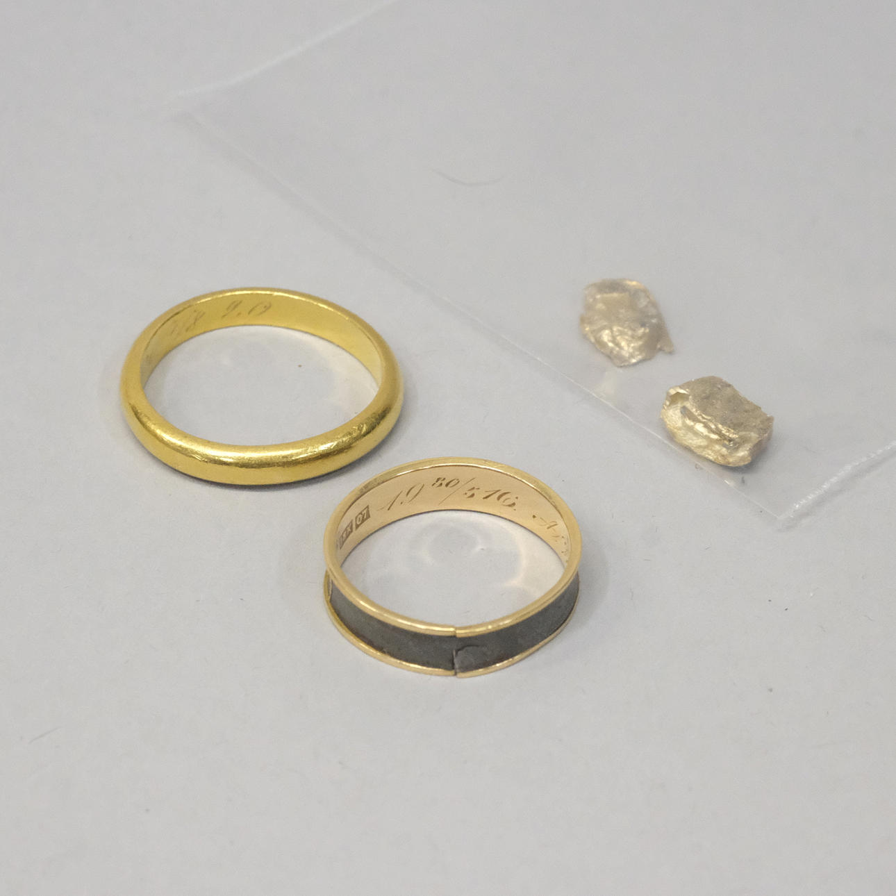 OBJETOS DE ORO, CUATRO PARTES.