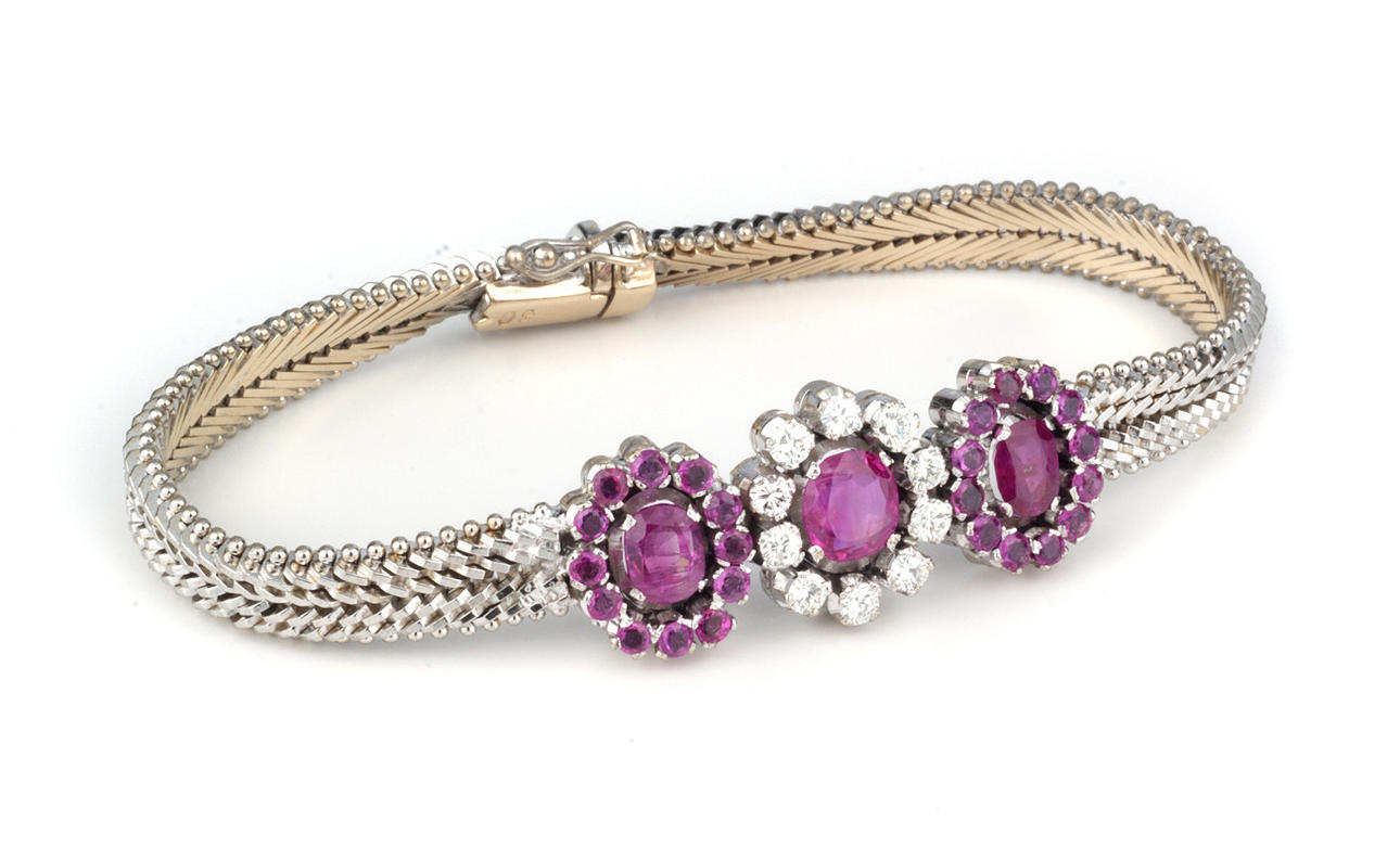 ARMBAND med 10 briljantslipade diamanter och 26 rubiner, 750 vitguld, ca. 32,1 g.