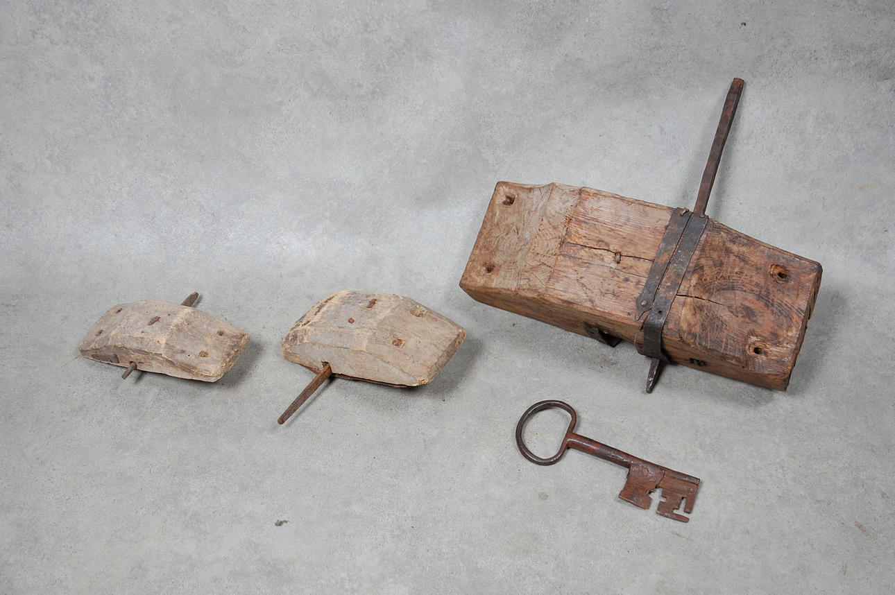 LÅS, 3 st, smide, trä, 16-1700-tal.