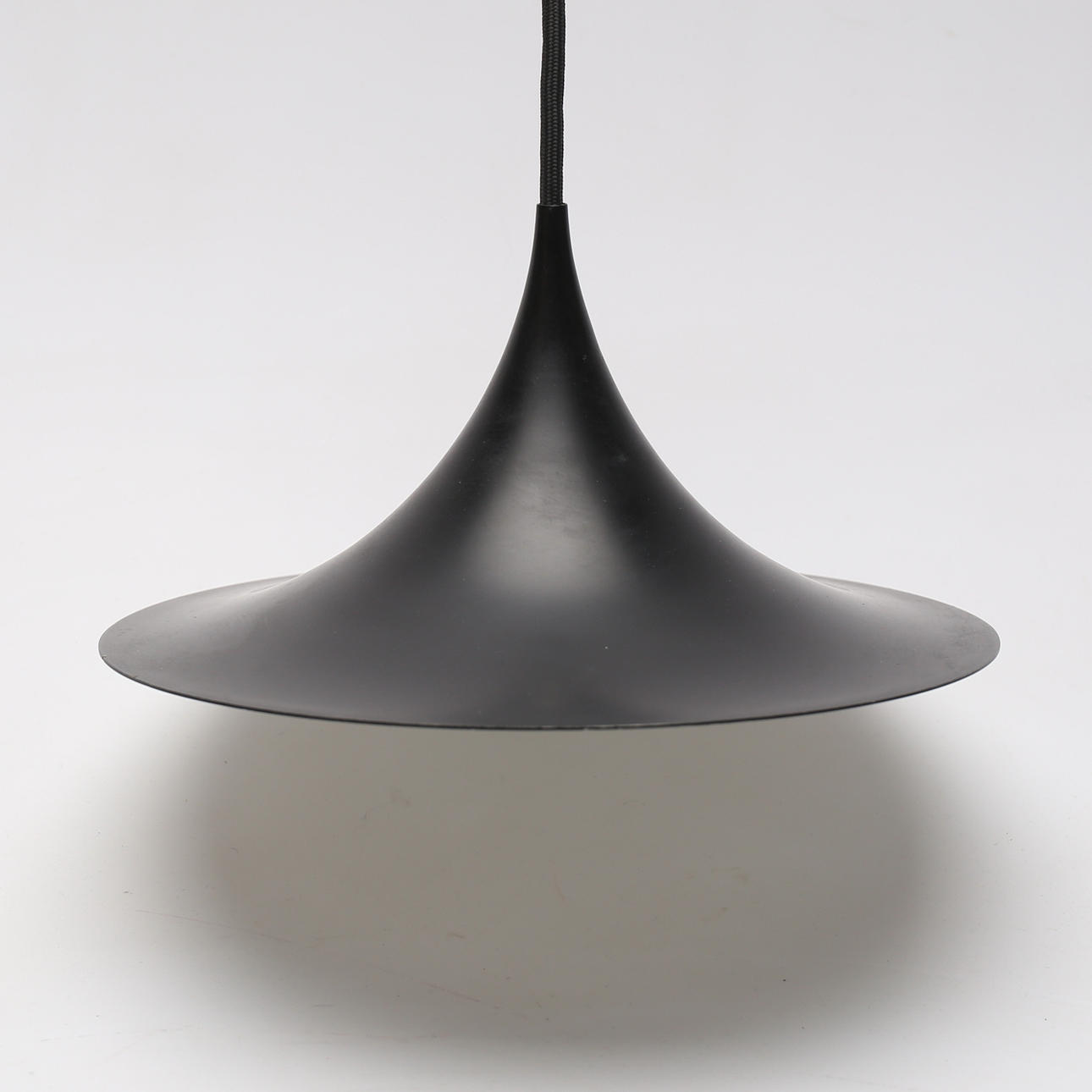 SEMI-PENDEL, plåt, höjd ca. 12 cm.