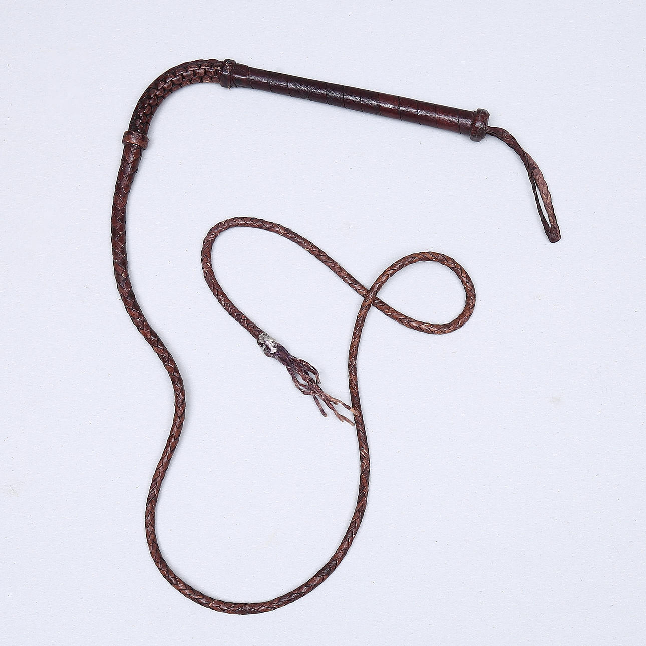 Kamelpeitsche, Leder, teilweise geflochten.