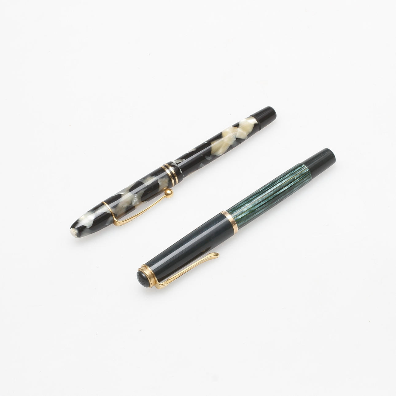 RESERVOIRPENNA samt BLYERTSPENNA, 2 st, Mont Blanc samt Pelican.