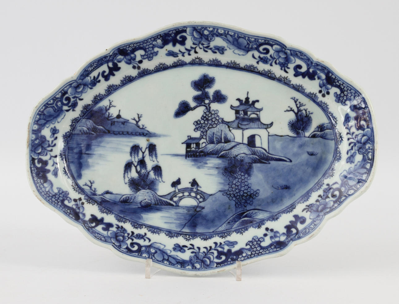 UPPLÄGGNINGSFAT, ovalt med konturerat brätte, blåvitt, Kina, 1700-tal.