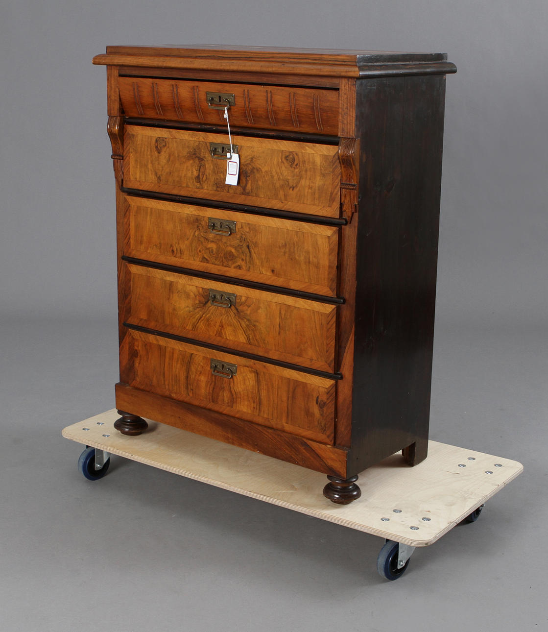 BYRÅ. 5 lådor, omkring 1900. Valnöt ovh valnötsrot.