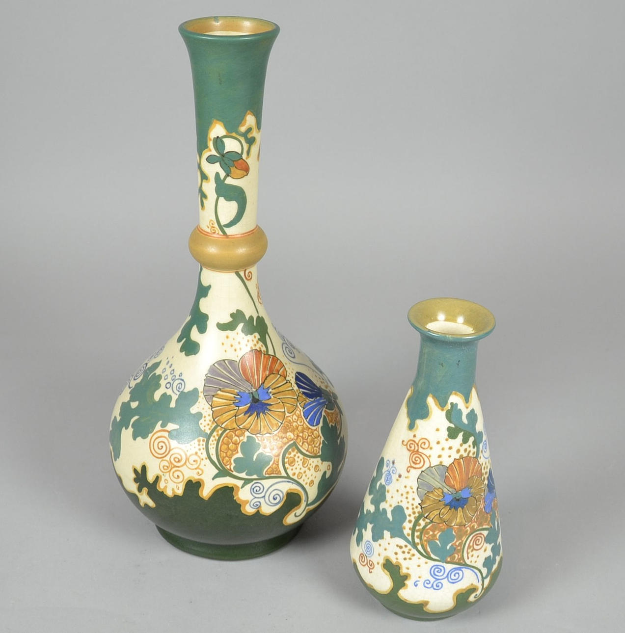 ARNHEM FAJANS FABRIK. Två keramiska vaser.