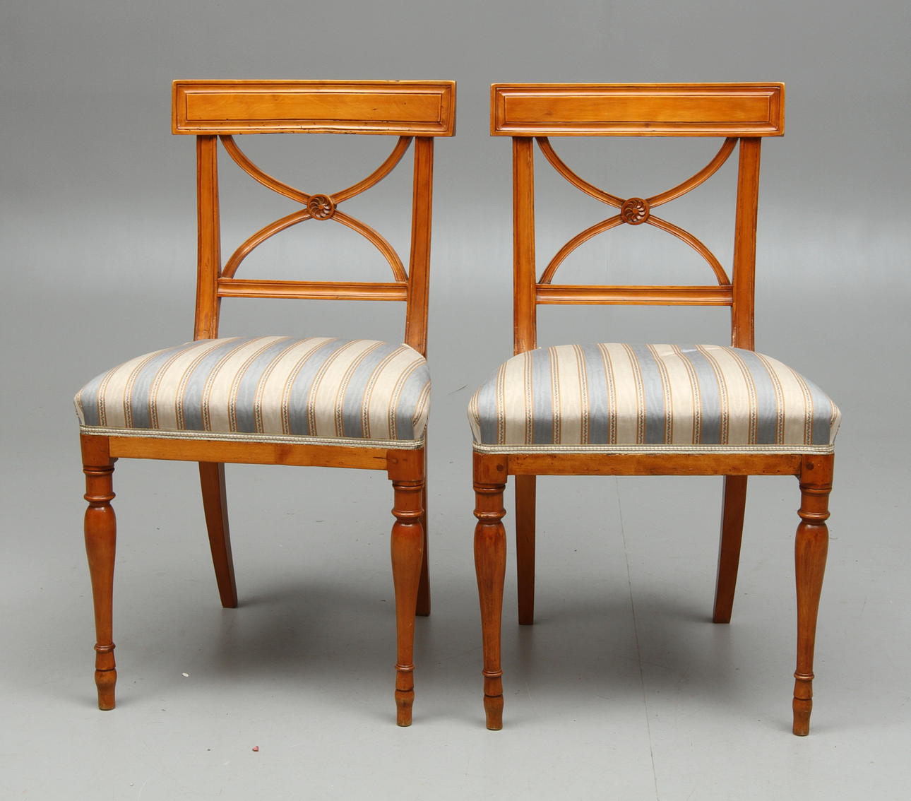 STOLAR, ett par, sk Bellmansstolar, sengustavianska. 1700/1800-tal.