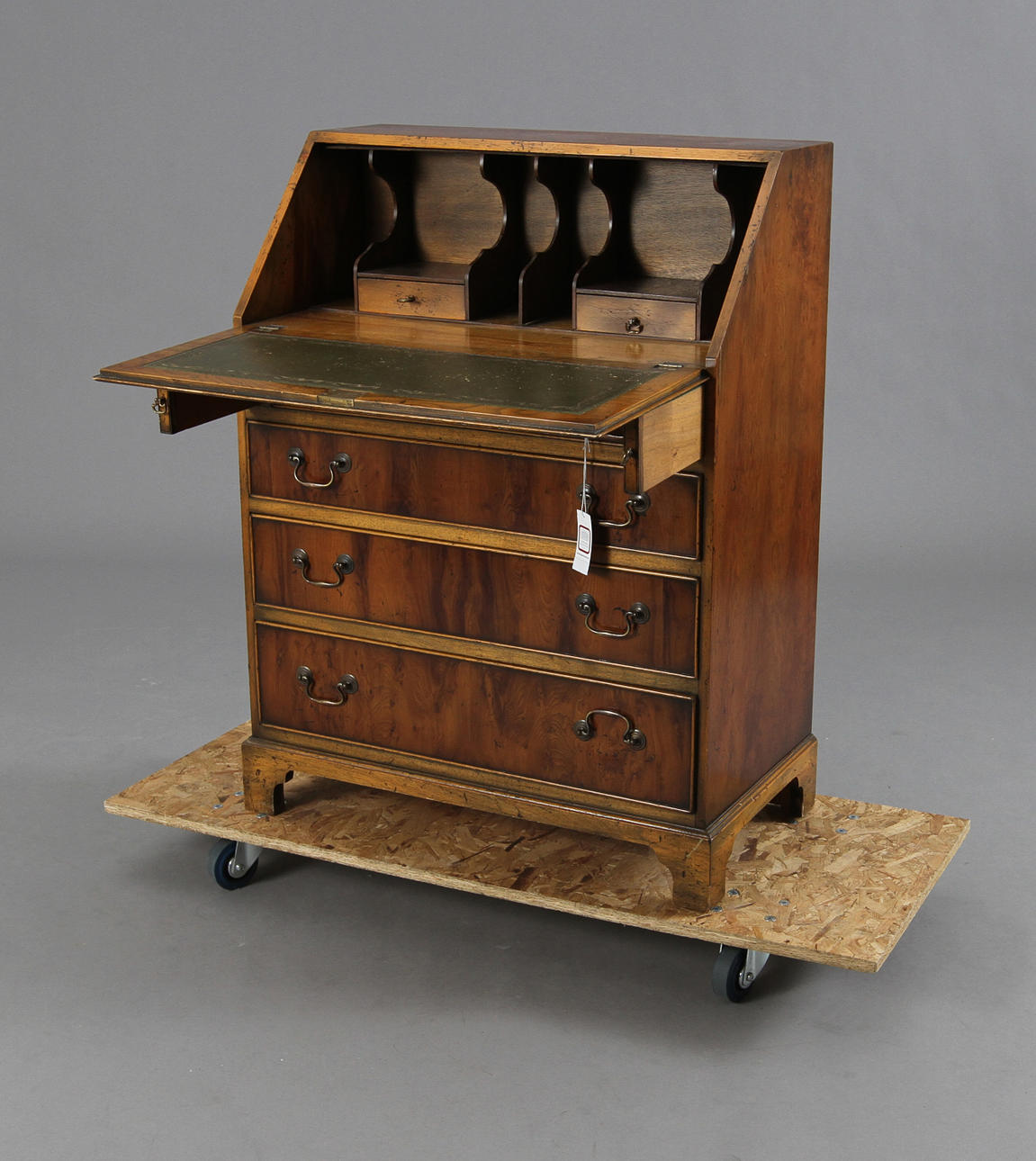 SKRIVBYRÅ. Idegran. Engelskstil.