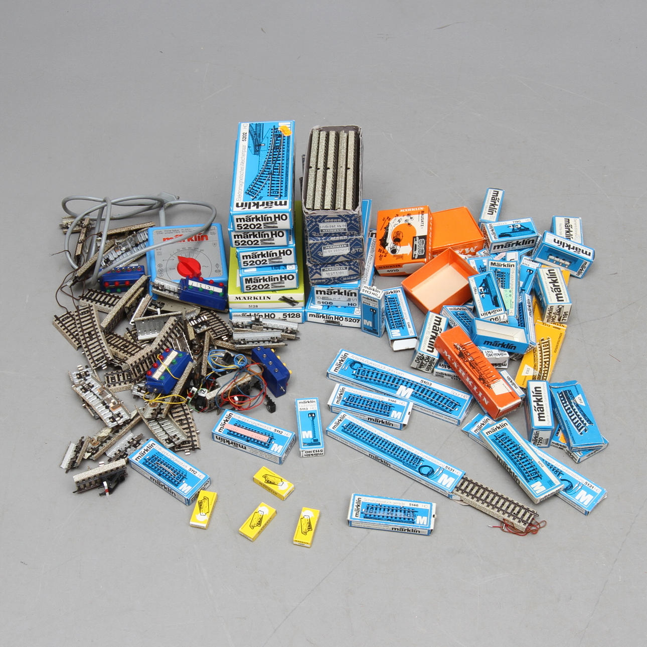 MÄRKLIN räls, växlar och tillbehör. Delvis originalkartong. Punktkontakt. Cirka 25 tomkartonger.