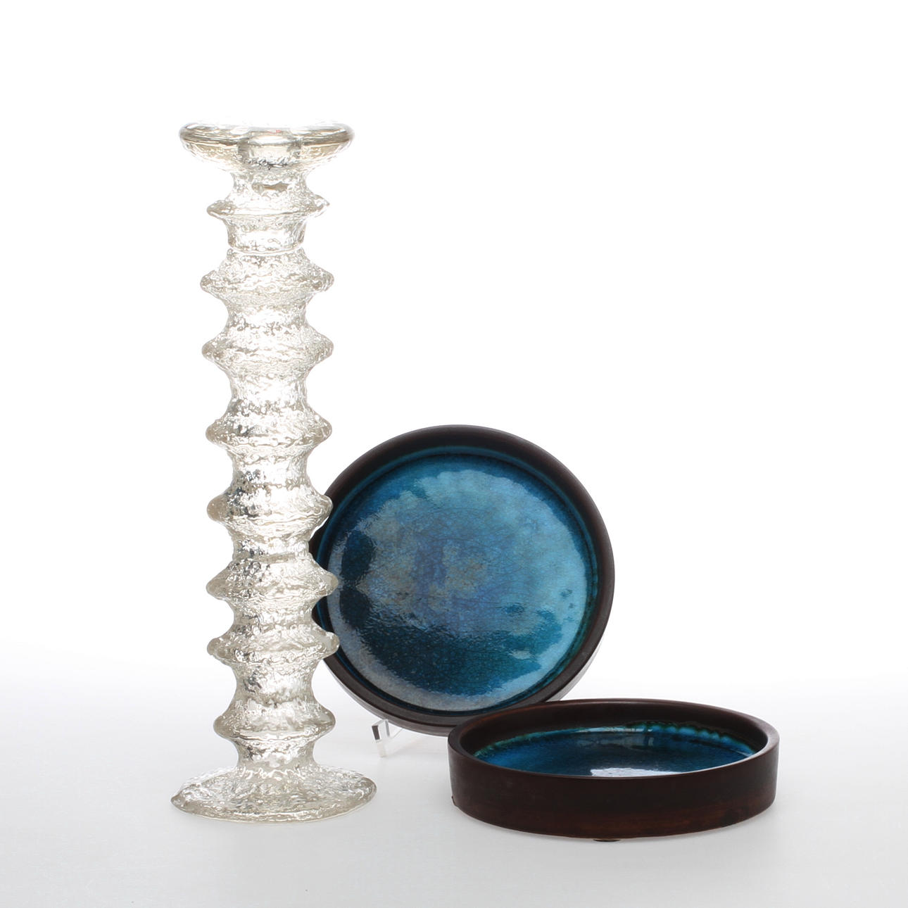 LJUSSTAKE, glas, "Festivo", Timo Sarpaneva, Iittala samt FAT, 2 st, keramik, Annikki Hovisaari, Arabia, 1900-tal.