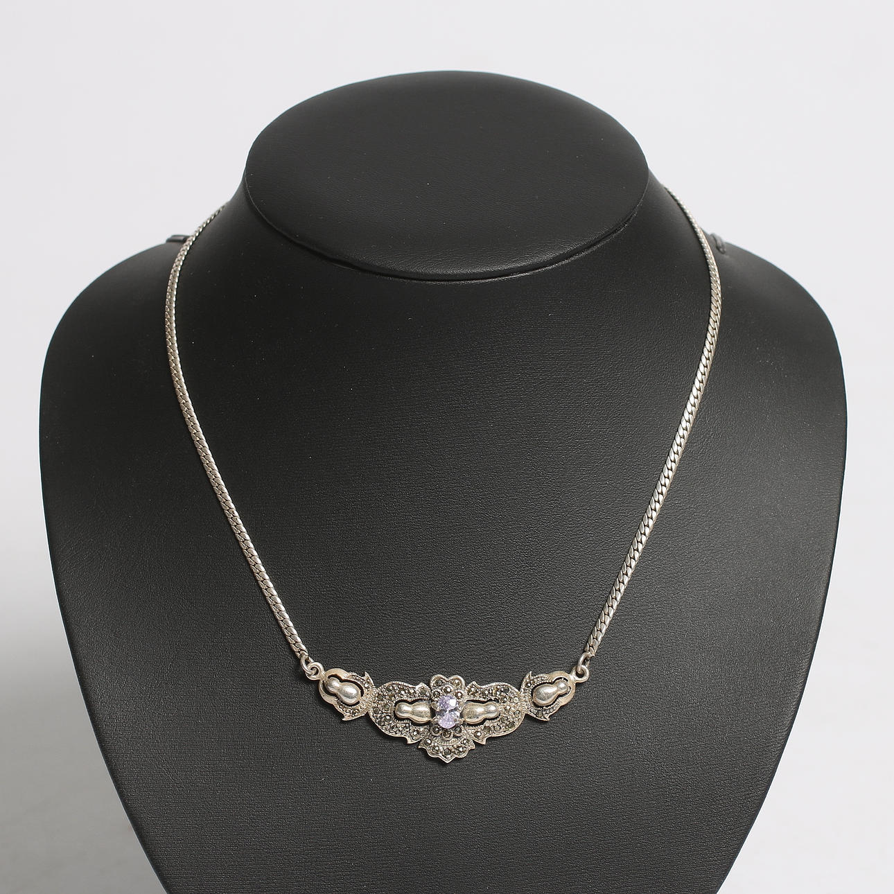 COLLIER, 925 sterling silver, markasiter samt violett sten. 1900-tal.
