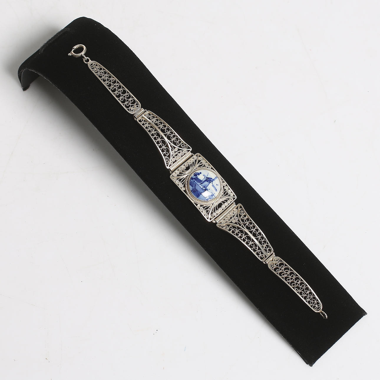 ARMBAND, silver samt porslin, Delft, Holland. 1900-tal.