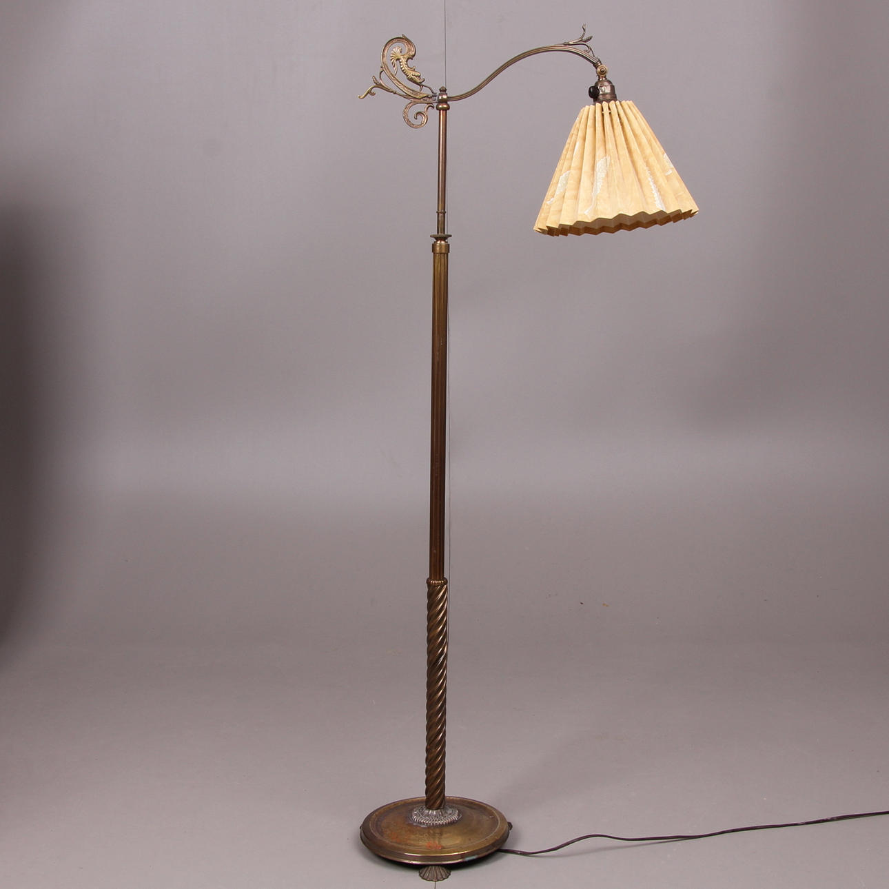 GOLVLAMPA, mässing, 1900-talets första hälft.