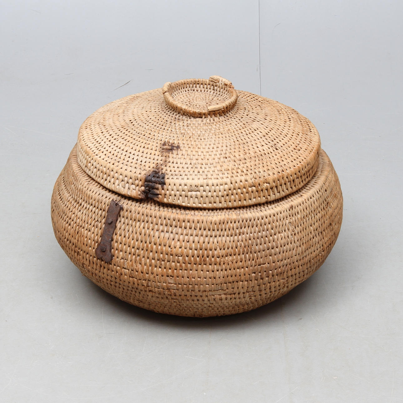 KORG med lock, rotarbete, enligt uppgift Hälsingland, 1800-tal.