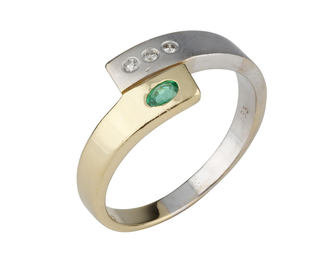 RING, 585 bicolor, med 3 briljantslipade diamanter ca. 0,03 ct och smaragd, ca. 4,7 g.