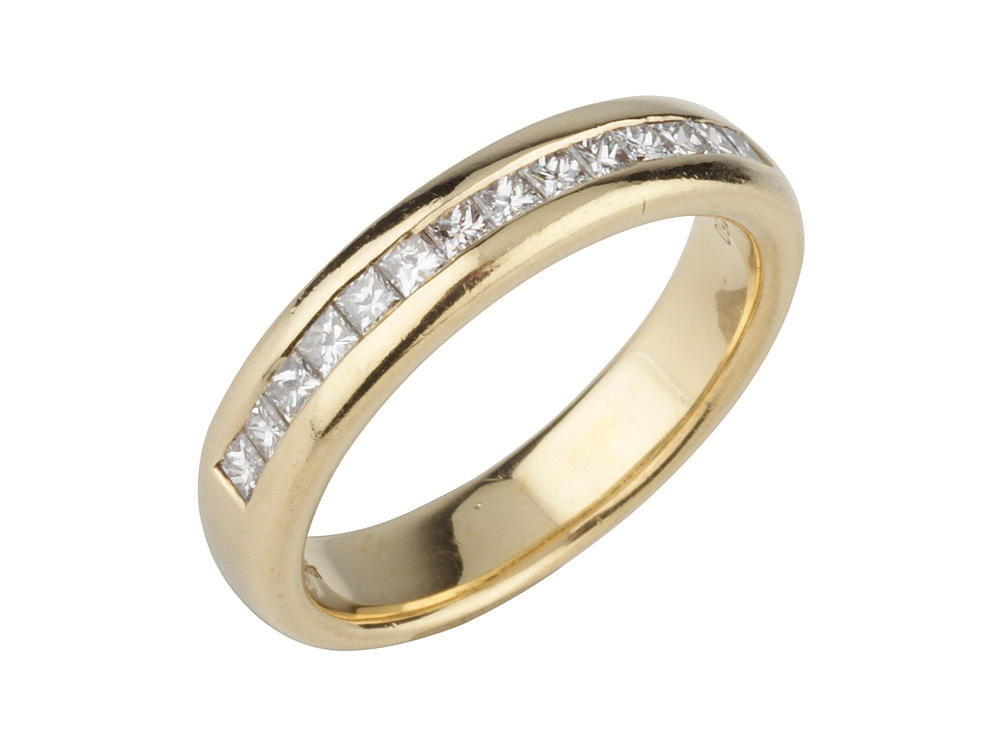 Diamantring med 14 prinsesslipade diamanter ca. 0.50 ct, 750 gult guld, ca. 7,0 g.