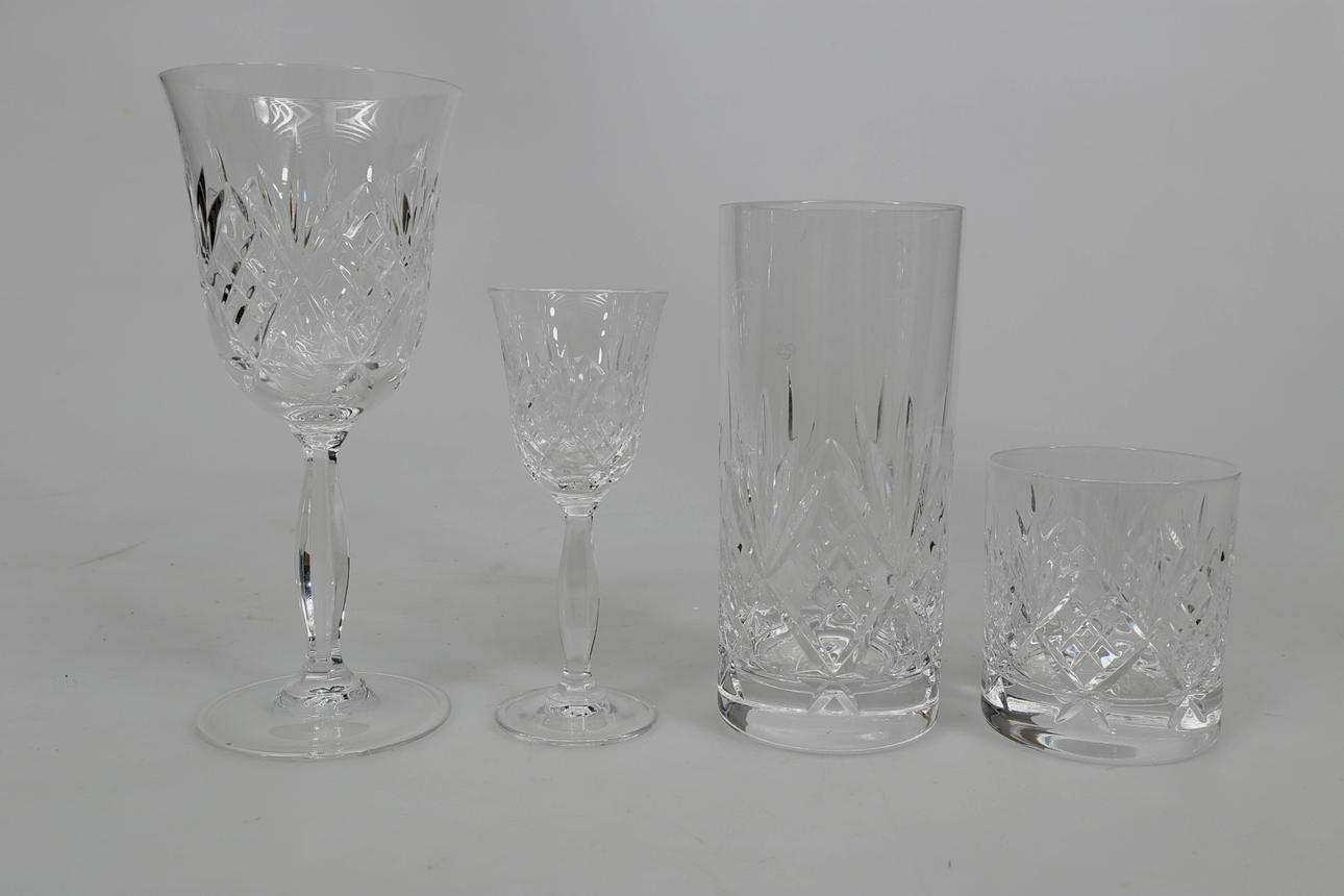 GLASSERVIS, 38 delar, "Helga" i modern tappning, 1900-talets fjärde kvartal.