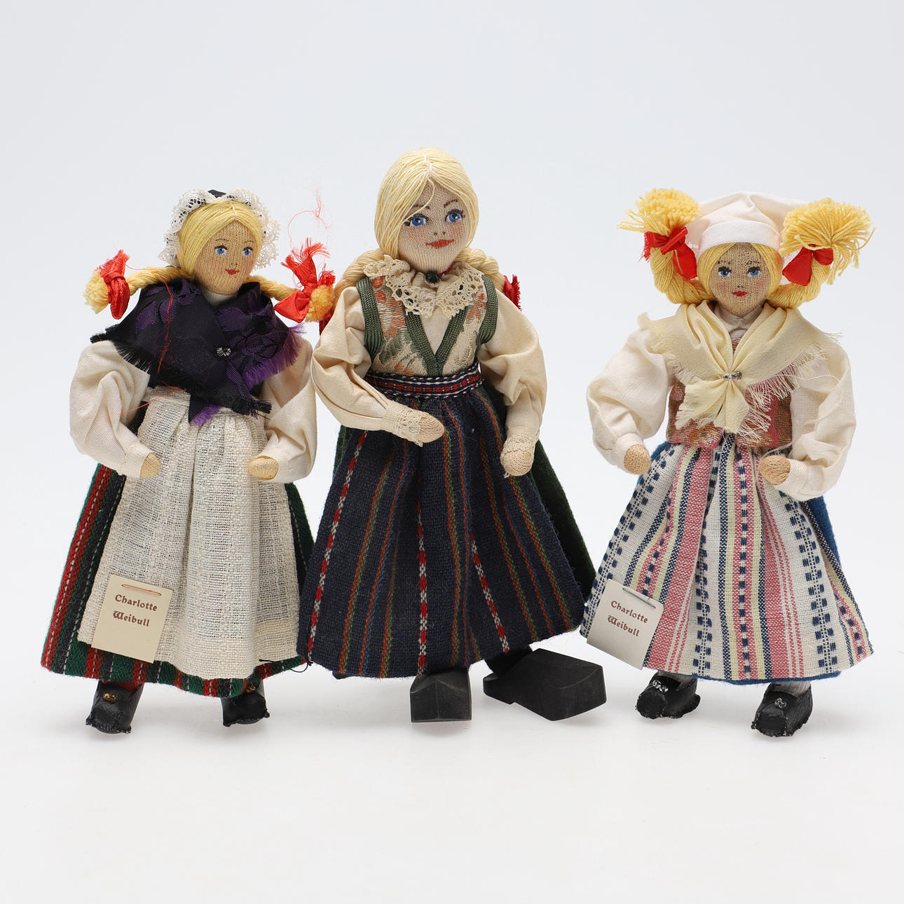 CHARLOTTE WEIBULL. dockor, 3 st, i folkdräkt.