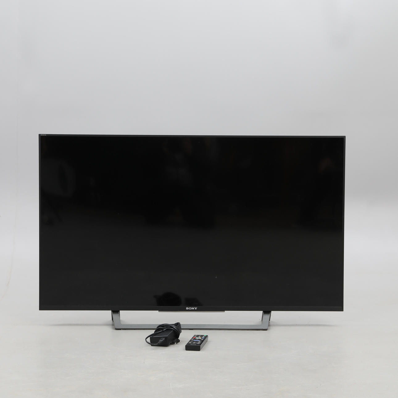 TV Sony 50 inch, remote control and adapter included.