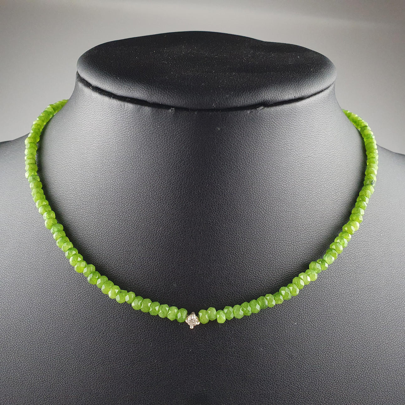 - Peridot halskæde, med diamant, ca. 0,14 ct.