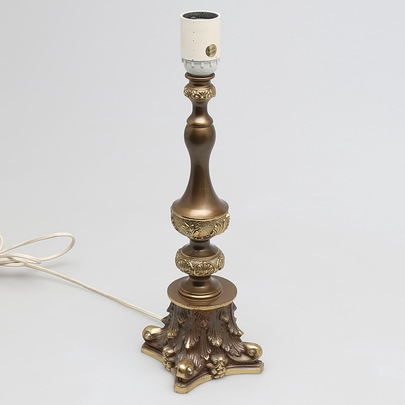 BORDSLAMPA i mässing, rokoko-stil.