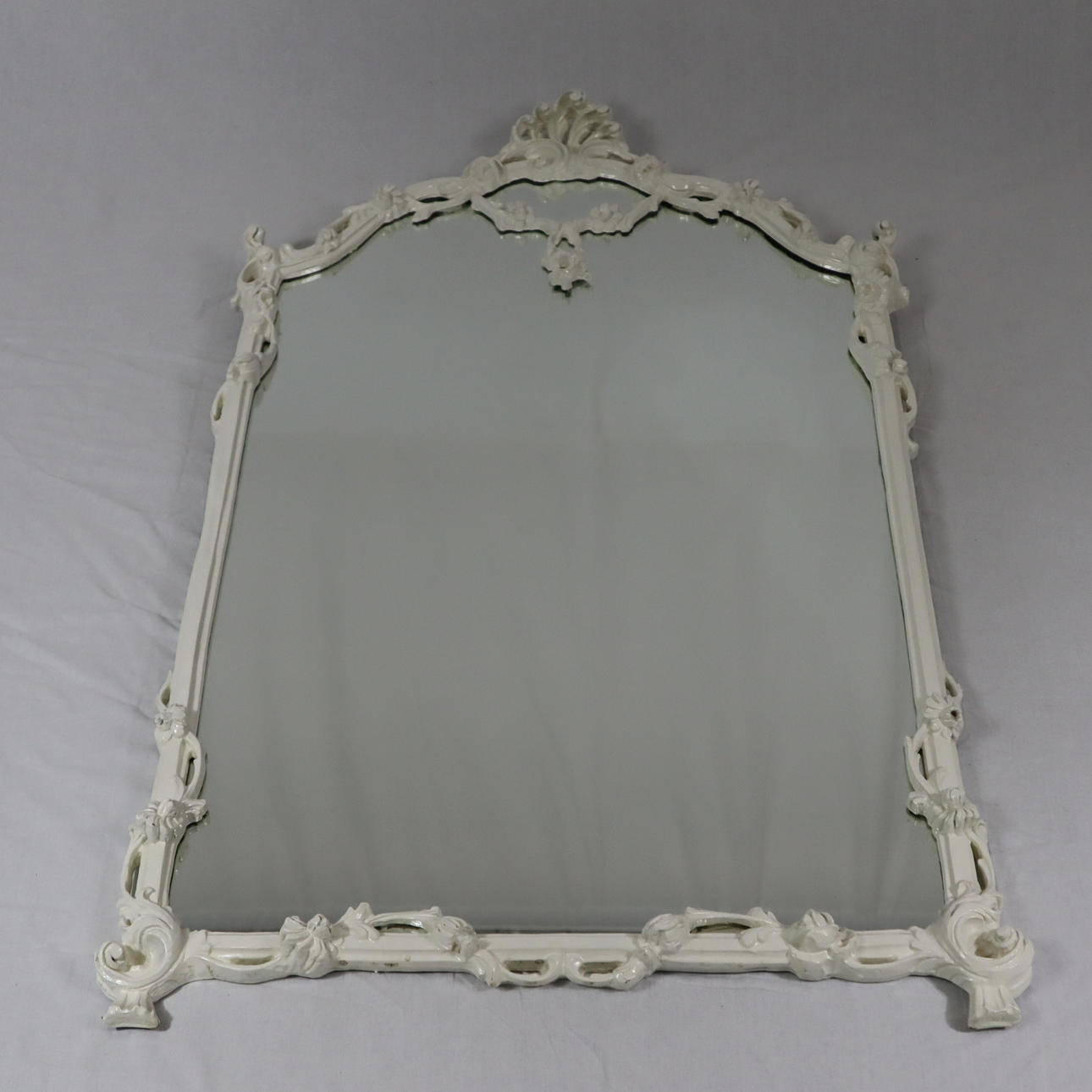 - VÄGGSPEGEL - trä, vitmålad, 126x74cm.