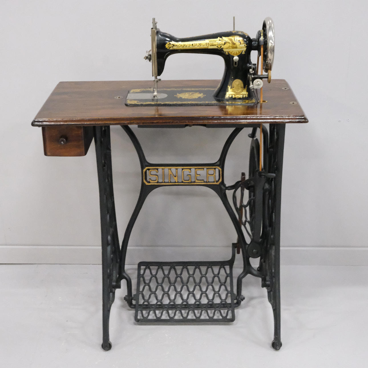 THE SINGER MANUFACTURING CO, SEWING MACHINE, 1908.