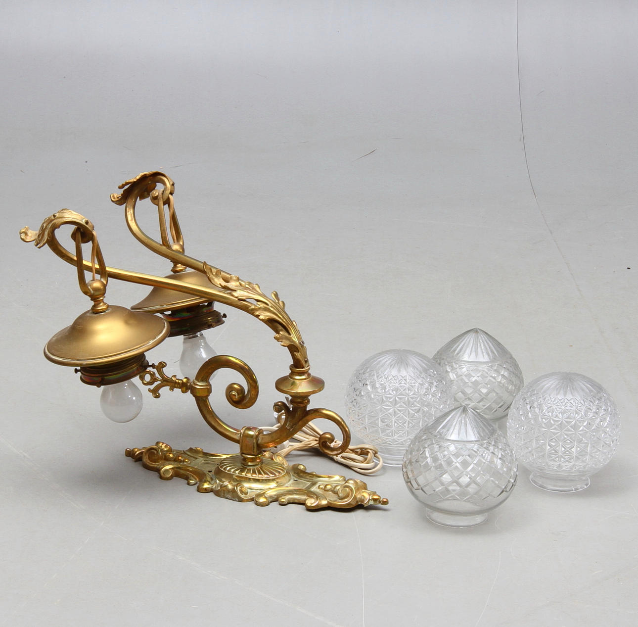 VÄGGLAMPA, med två ljuspunkter, gulmetall, 1900-tal.