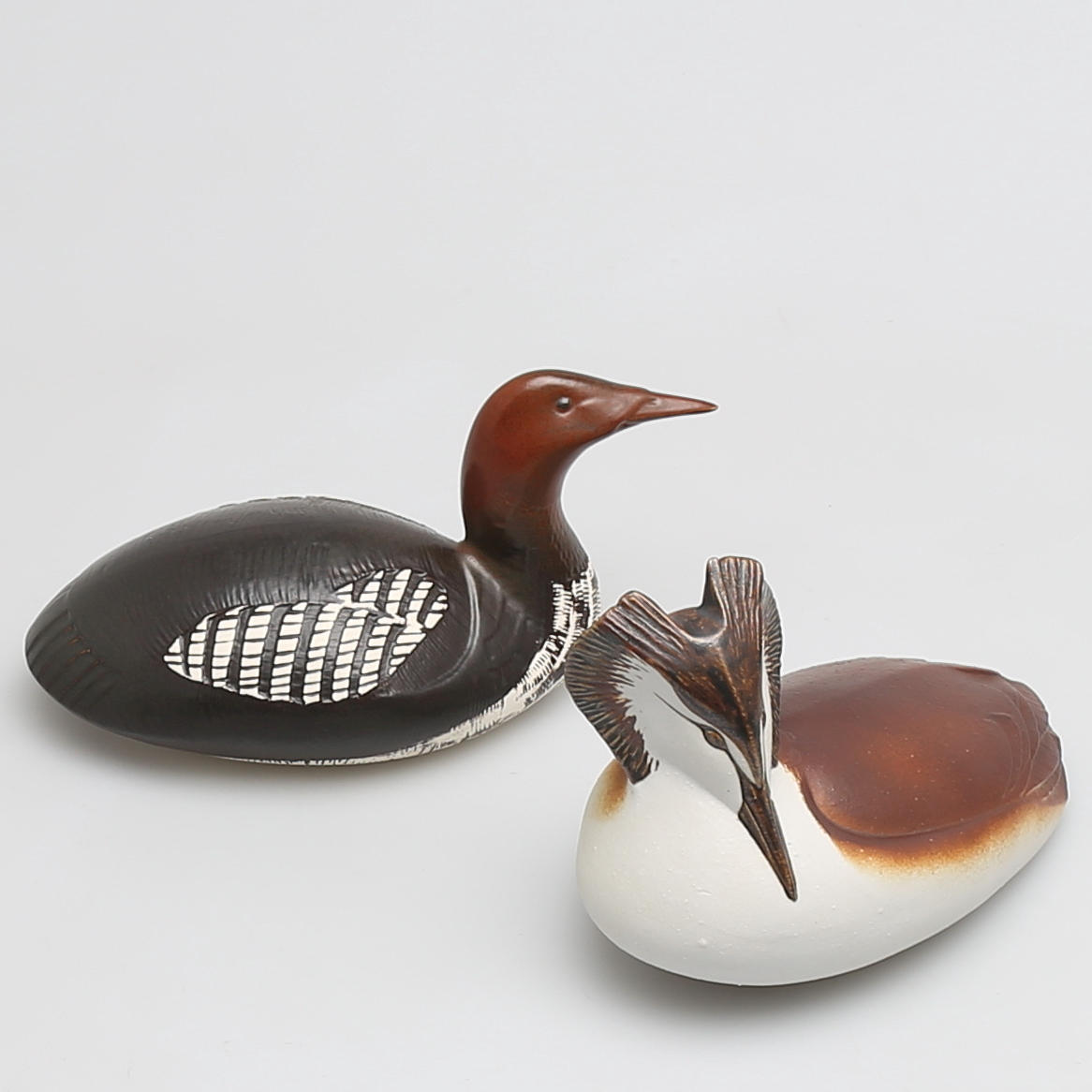 FIGURINER i stengods, 2 st, skäggdopping samt lom, Paul Hoff, Gustavsberg, 1900-talets andra hälft.