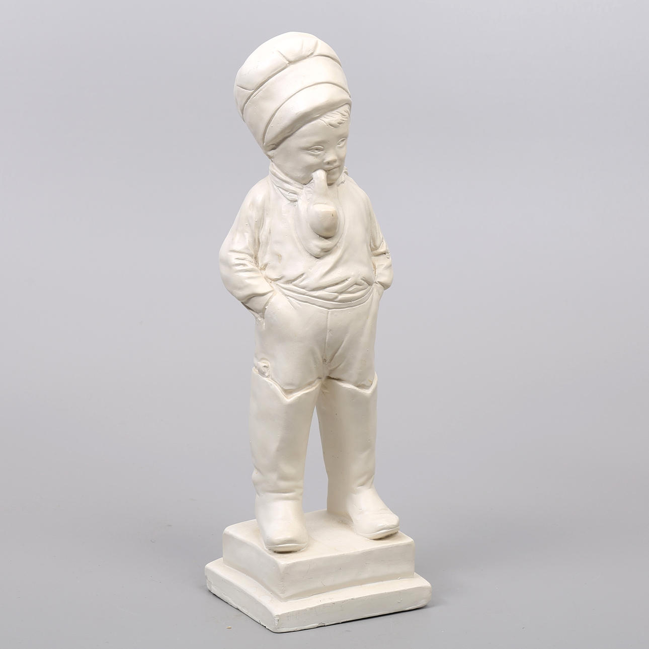 FIGURA, niño con pipa, yeso.