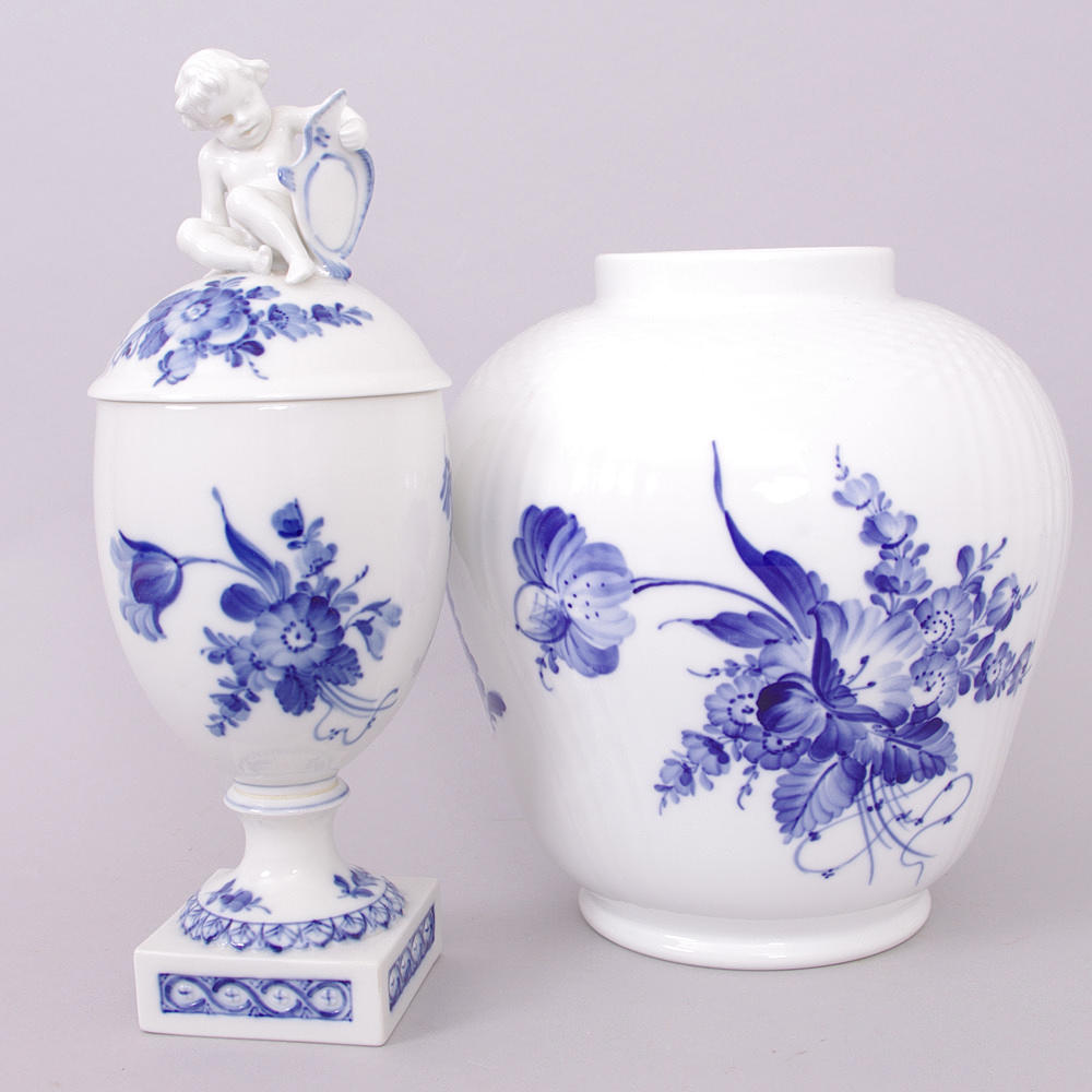 LOCKURNA SAMT VAS, porslin, "Blå blomster", Royal Copenhagen.