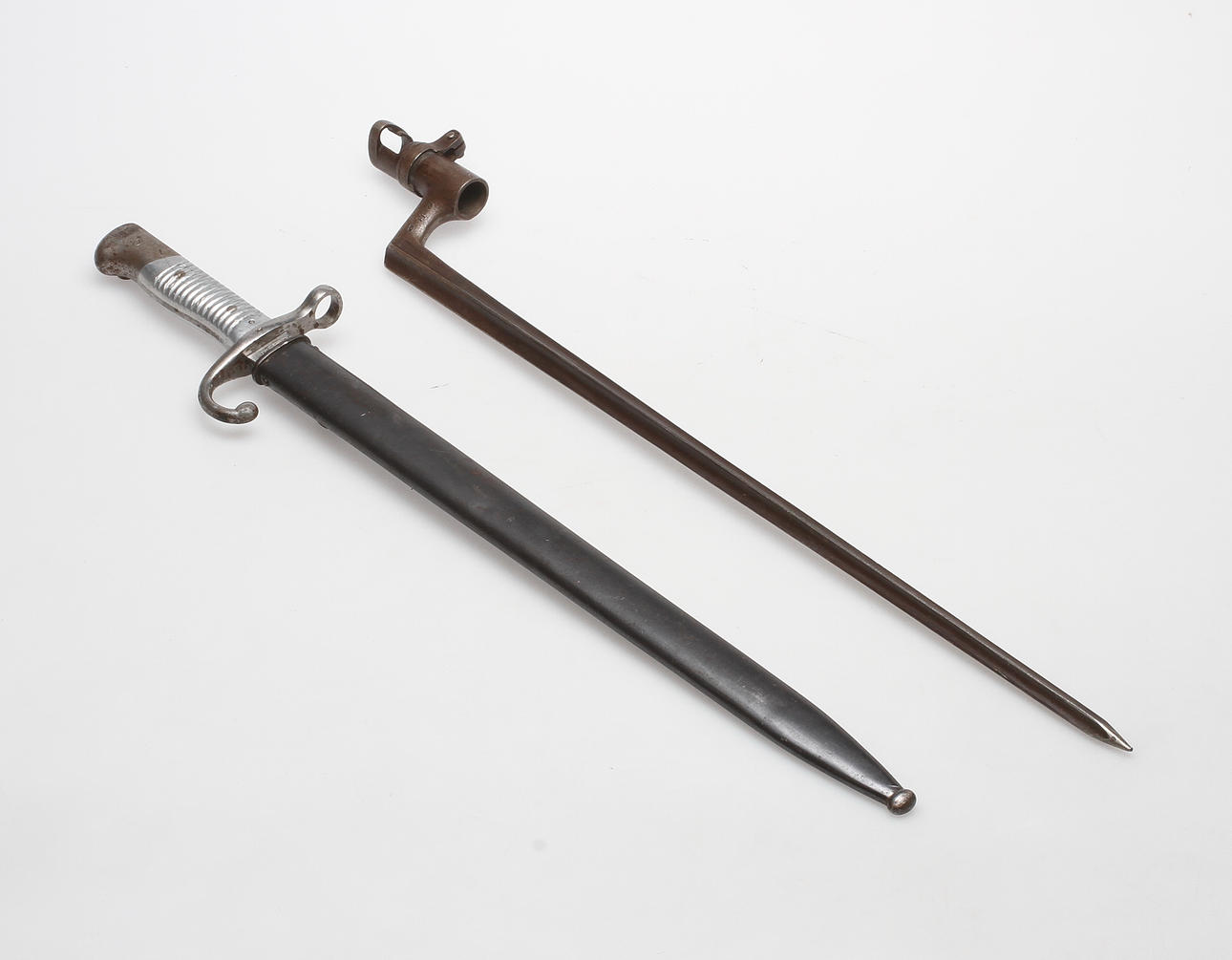 BAJONETTER, 2 st, bl.a. Weyersber Kirchbaum & co, Solingen.