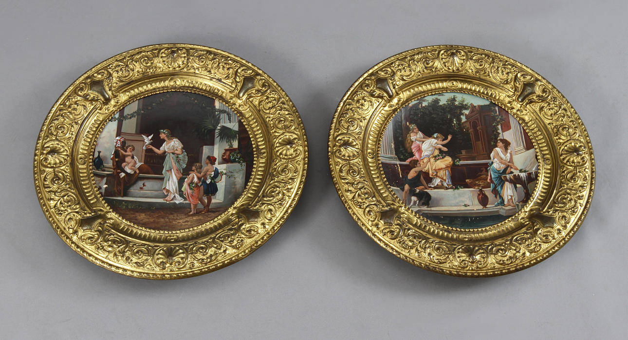 PRYDNADSFAT, ett par, förgylld metall och bemålade porslinstallrikar. 1800-t slut.