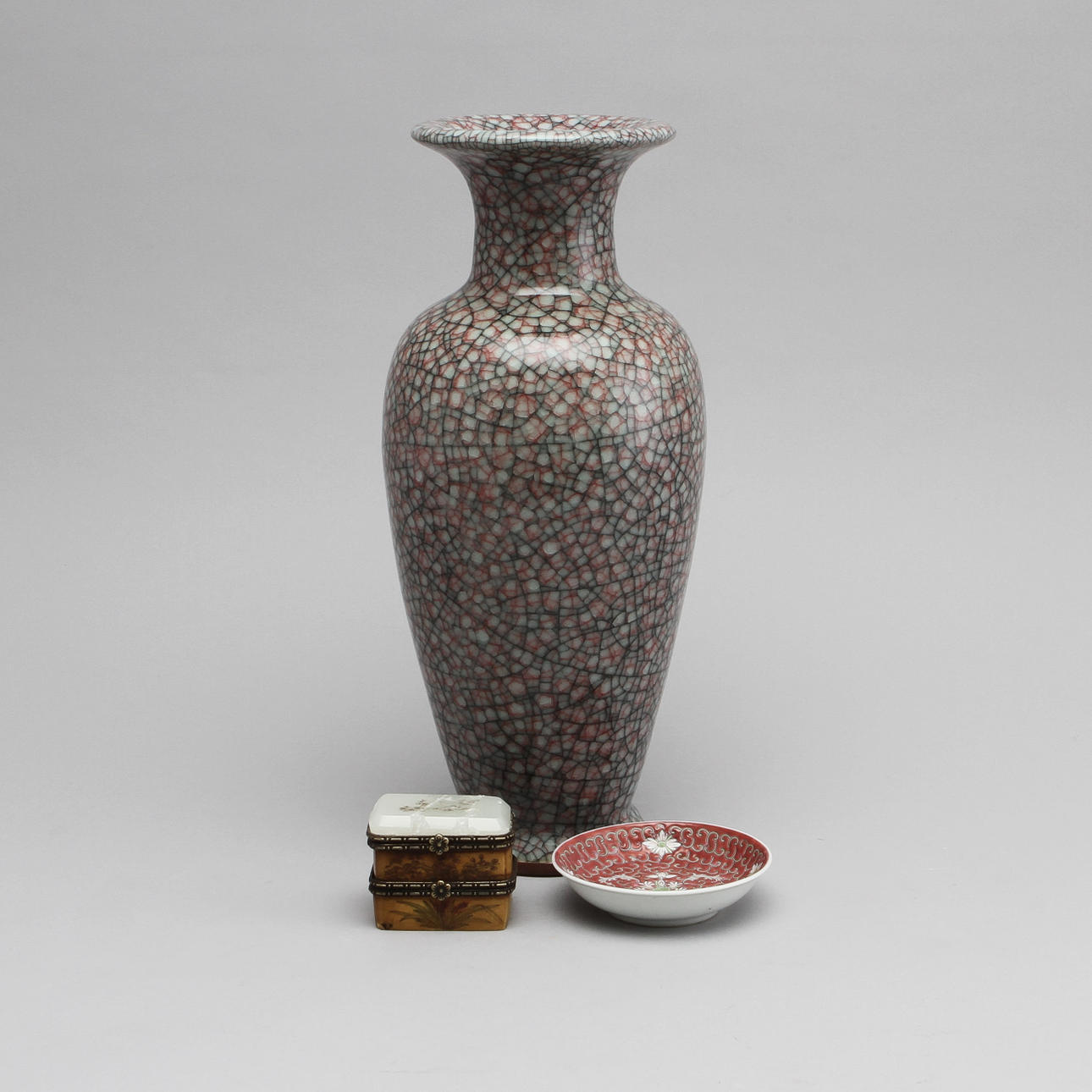 VAS, FAT, porslin samt LOCKDOSA, bl a gjutmassa, Kina, 1900-talet andra hälft.