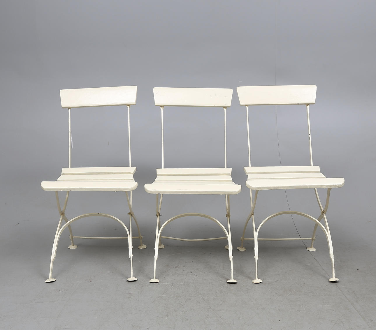 BRYGGERISTOLAR, 3 st. vitmålade, 1900-tal.