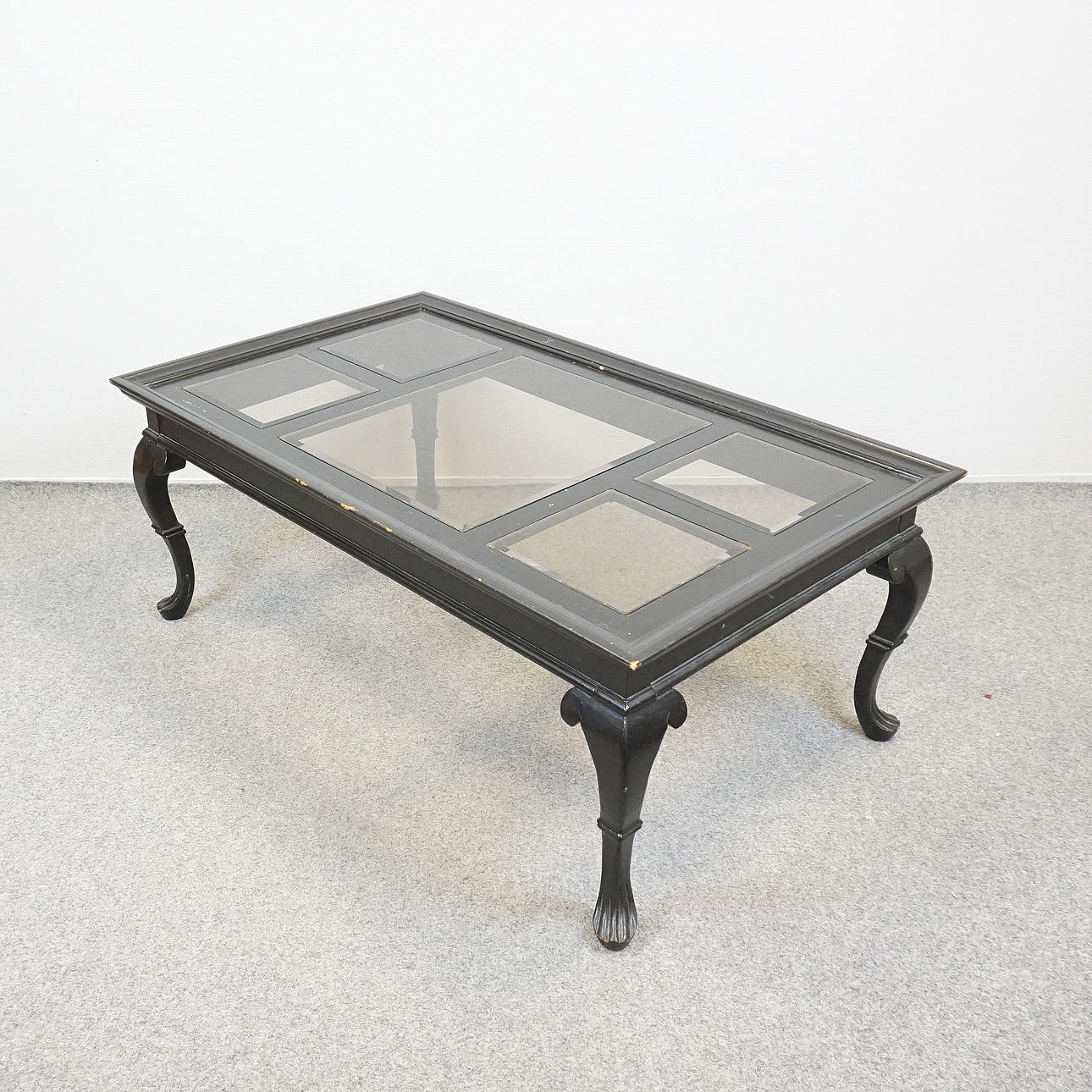 MESA DE CENTRO, con 5 tapas de cristal biselado.