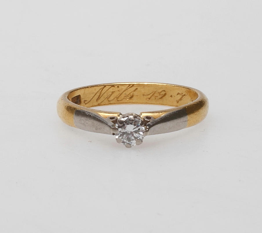 RING, guld 23k och överdrag vitguld med diamant 0,25 ct, total vikt ca. 5,2 gram.