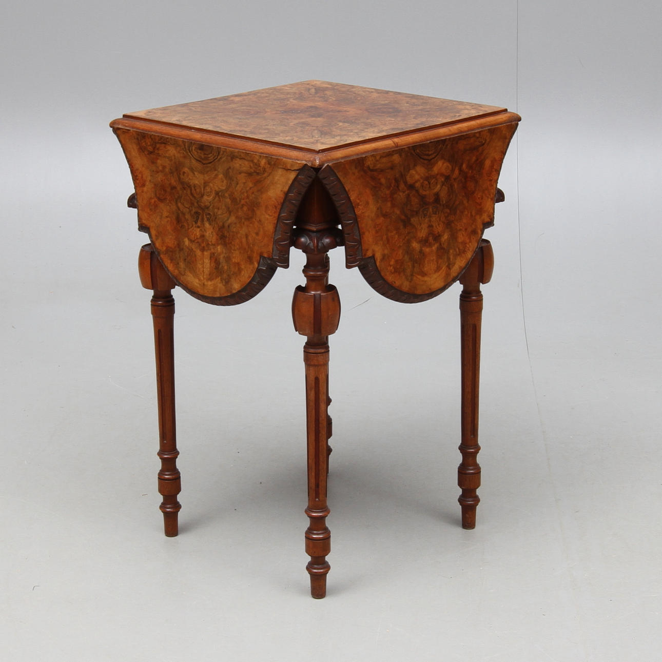 BORD, med klaffar, skiva i rotfanér, 1800-talets andra hälft.