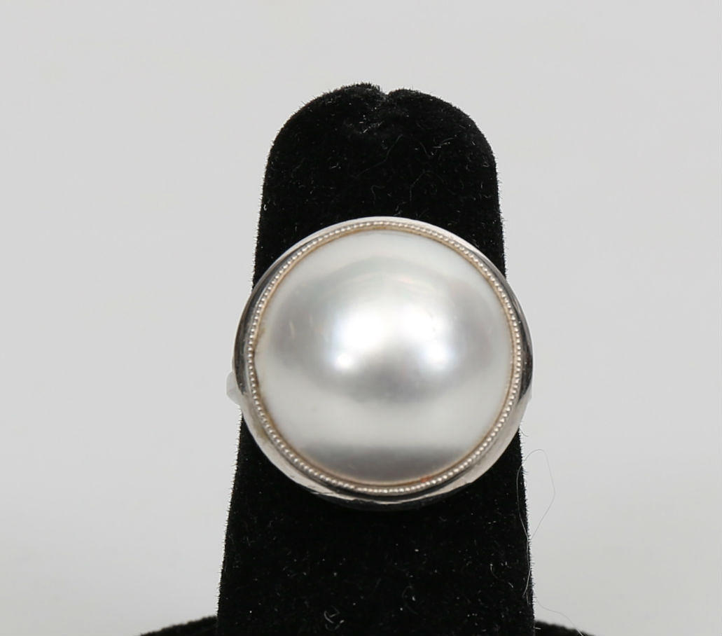 RING, 18 K vitguld, Mabé pärla.