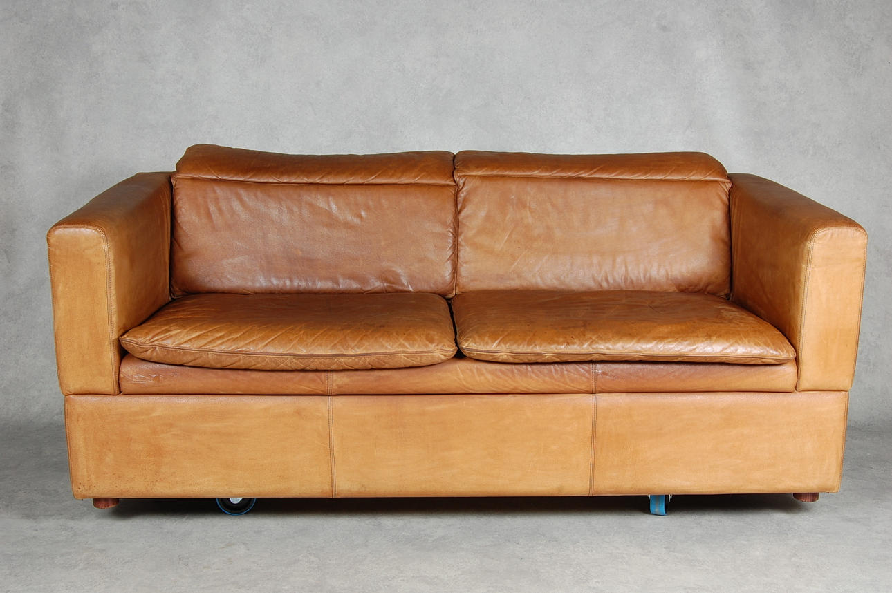 SOFFA, 2 sits, skinn, troligen DUX.