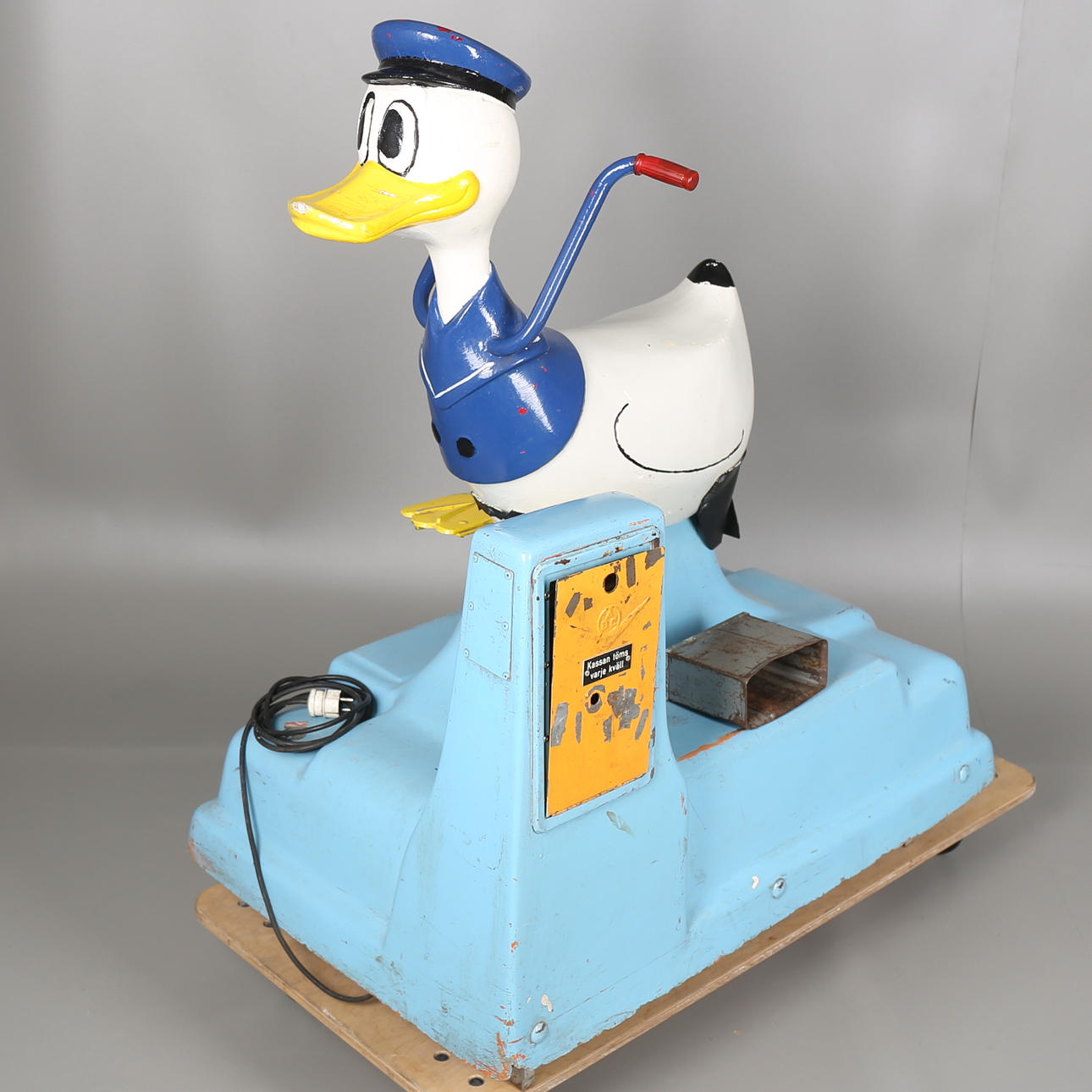 BARNKARUSELL, eldriven med myntinförsel, Kalle Anka, 1900-talets första hälft.