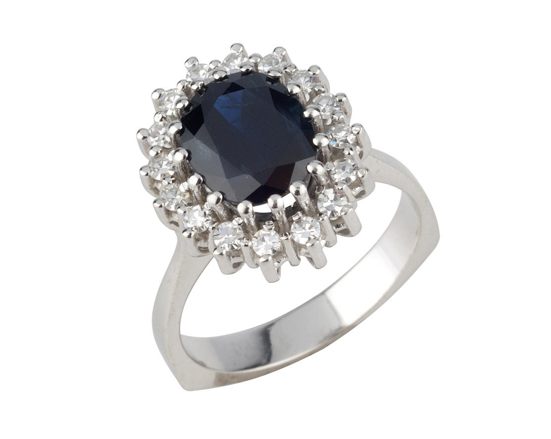 Safirring, 585 vitguld, 1 safir ca. 2.3 ct och 16 diamanter ca. 0,32 ct, ca. 5,4 g.