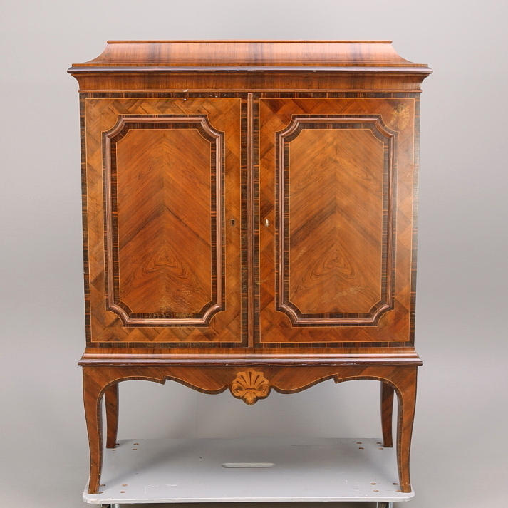 KABINETTSKÅP gustaviansk stil, 1920-tal.