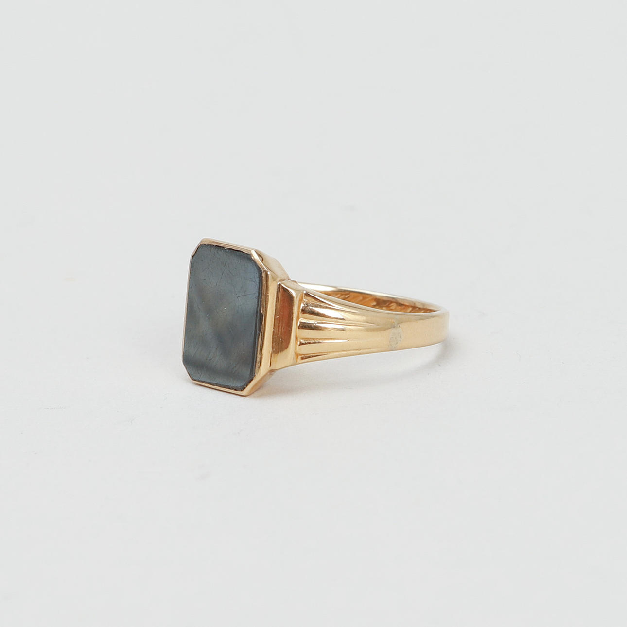 KLACKRING, 18k guld, onyx, vikt ca 4,8 gram.